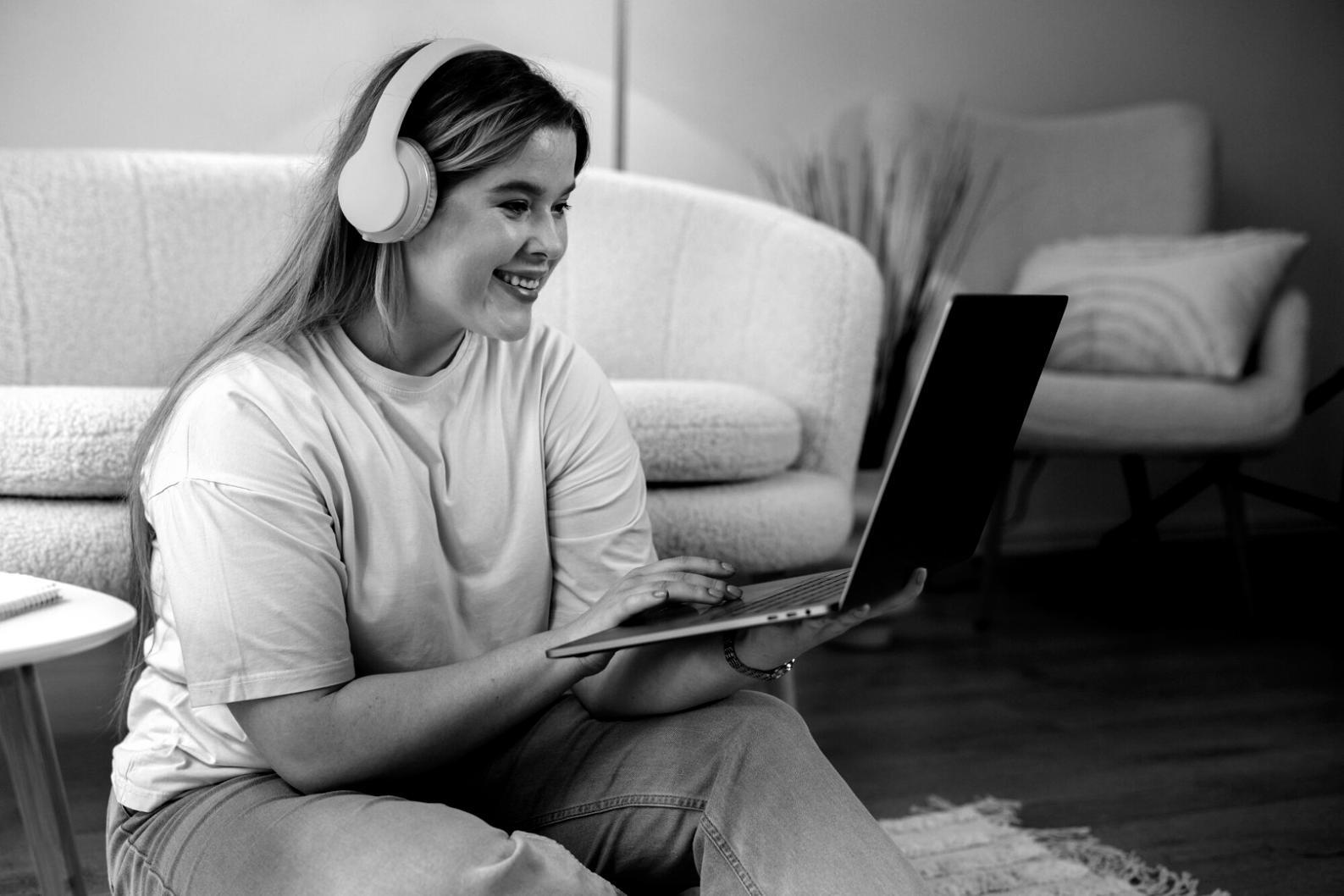 Momento de inspiración creando contenido educativo financiero