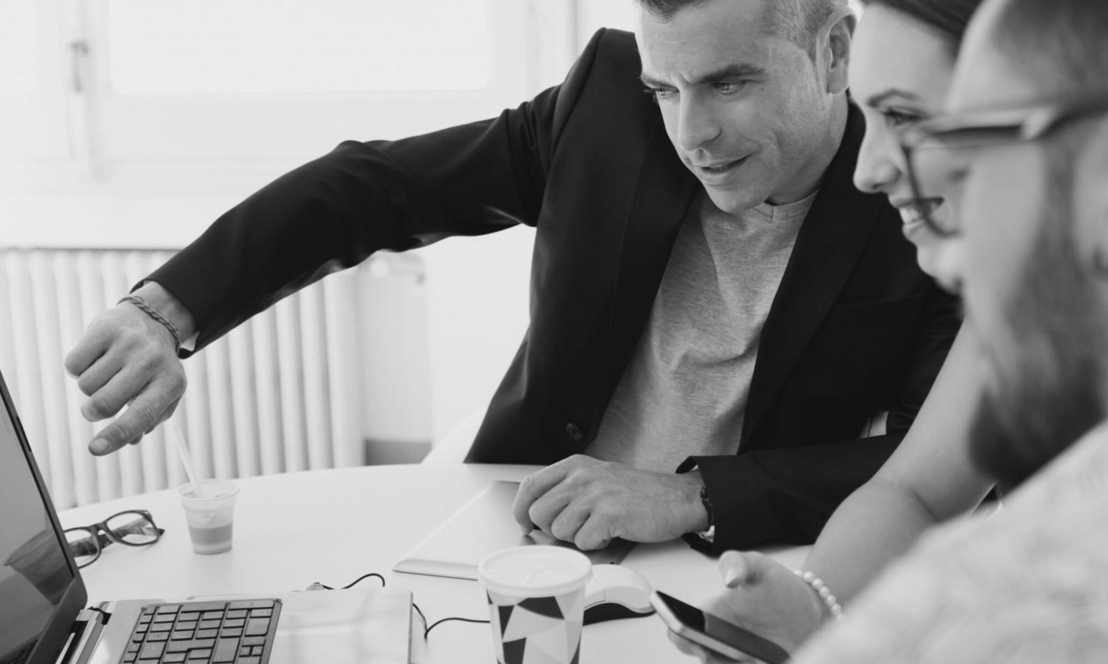 Aplicación móvil mostrando control de gastos mensuales