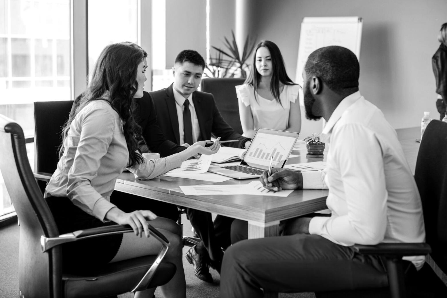 Gráficos y planes financieros a largo plazo sobre escritorio