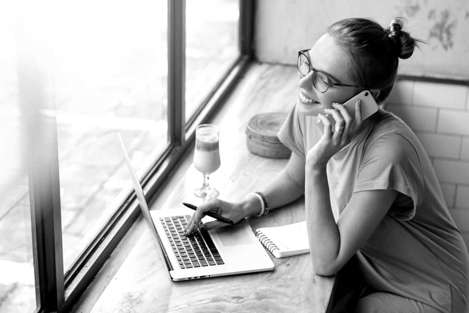 Oficina moderna con ambiente acogedor para consultas financieras