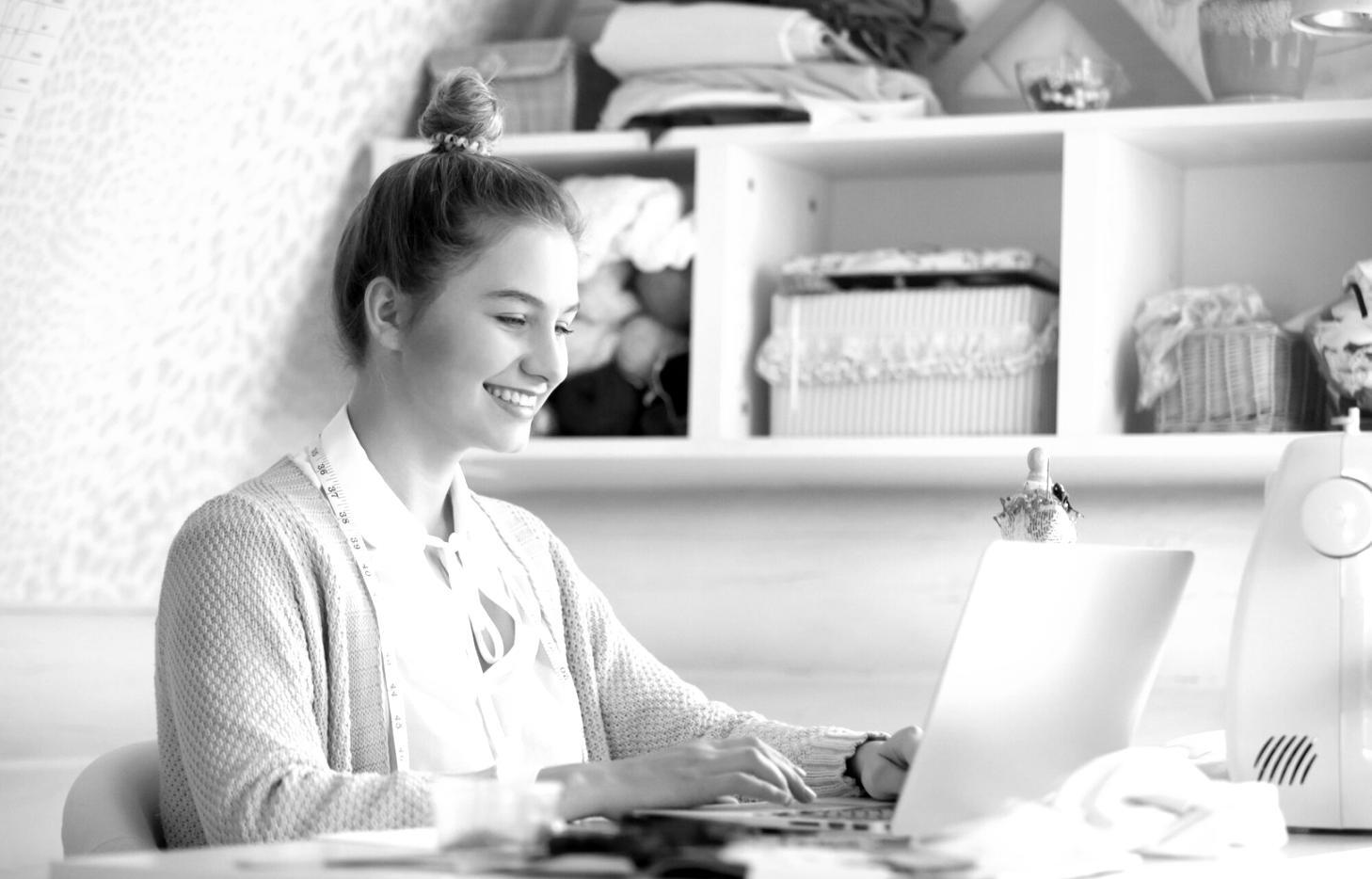 Persona analizando sus finanzas personales con documentos y calculadora