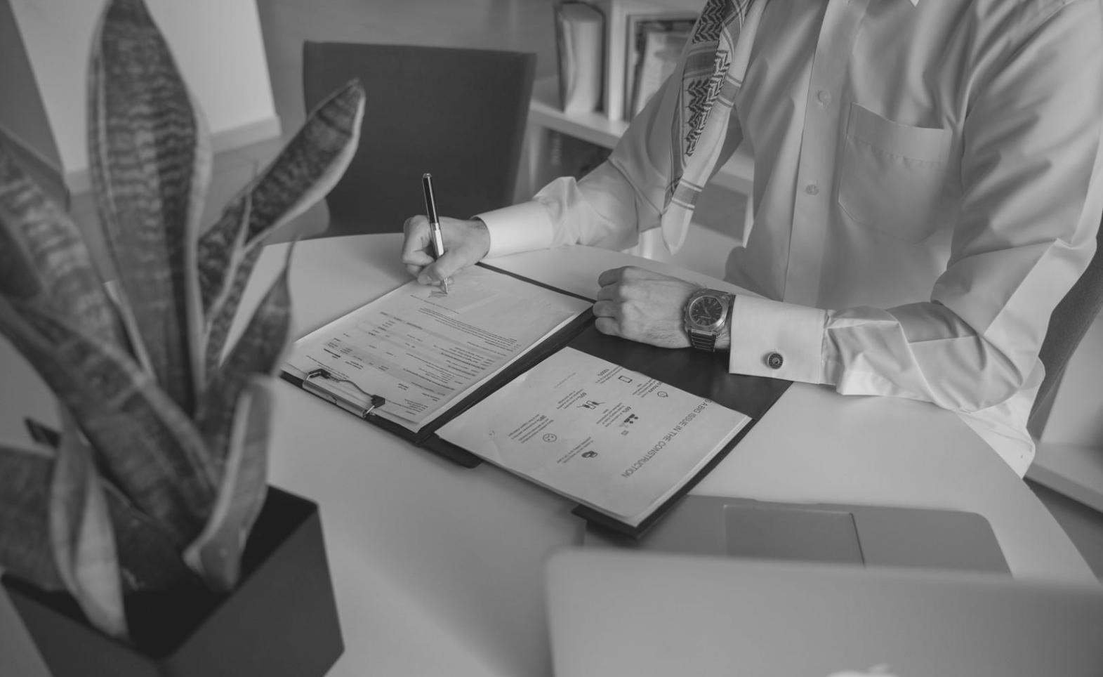 Estudiante internacional revisando documentos financieros