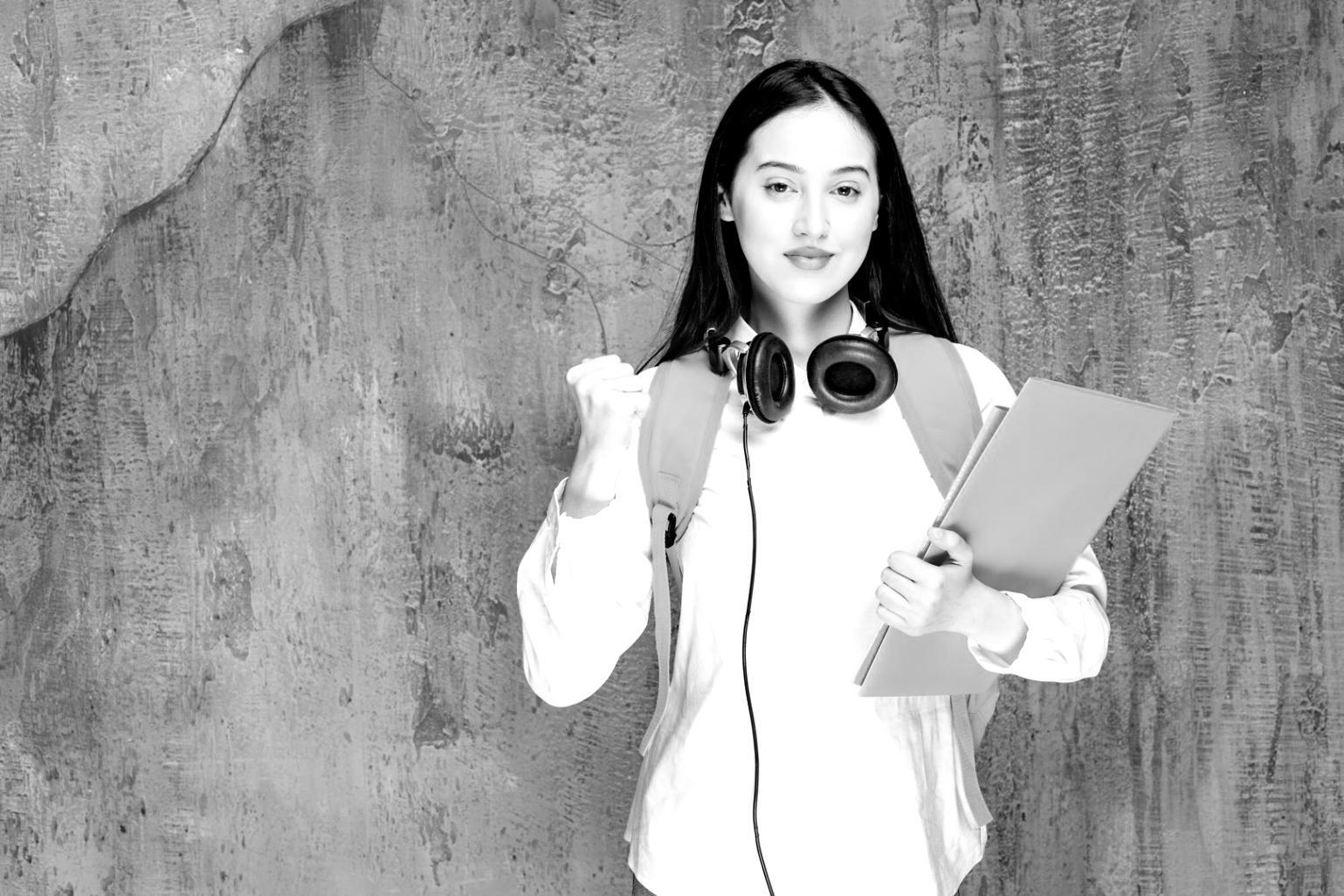 Sesión de planificación financiera con documentos y calculadora